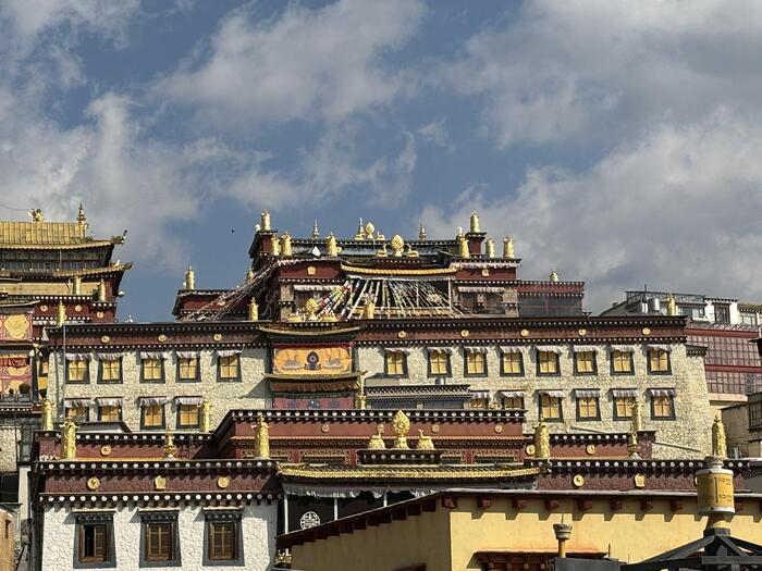 ＜松賛林寺を下から見た様子＞