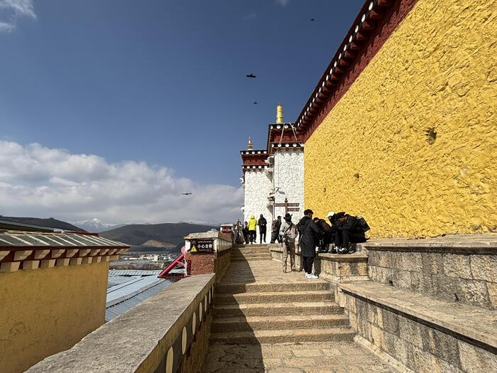 ＜松賛林寺に上がったところ＞