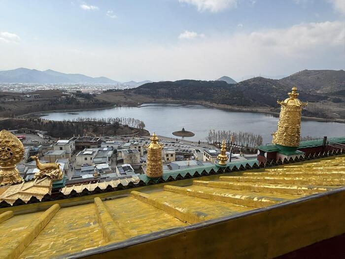 ＜松賛林寺から見える拉姆央措湖＞