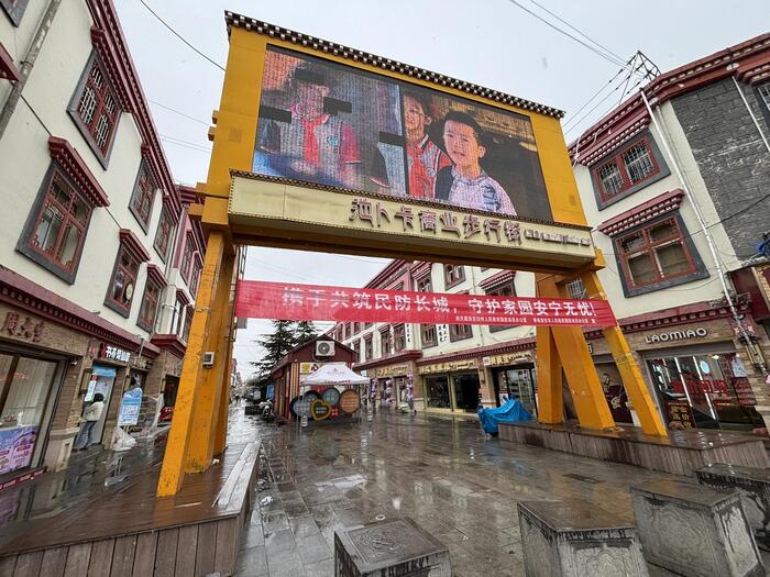 ＜地元のローカル市場の途中にあった繁華街＞