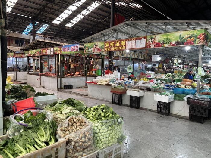 ＜地元のローカル市場＞