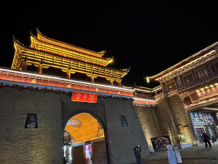 ＜夜の旧市街入り口＞