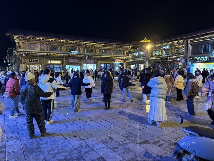 ＜中国人観光客が音楽に合わせて踊っていた＞