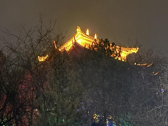 ＜旧市街の上にある寺院のライトアップ＞