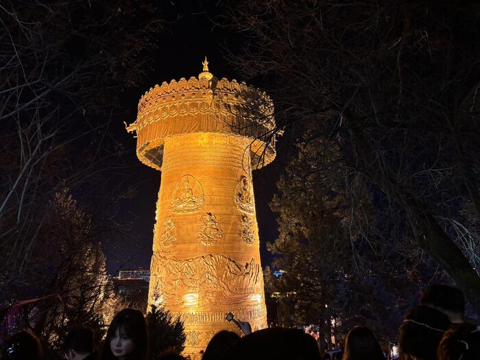 ＜旧市街亀山公園にある巨大マニ車＞