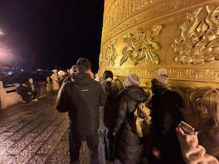 ＜いっしょに巨大マニ車を回してみた＞