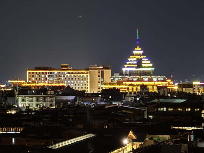 ＜亀山公園から見る香格里拉の町＞