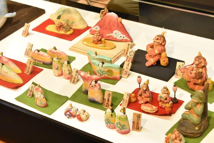 たくさん並んだ人形