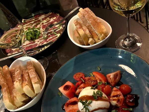 アメリカのレストラン、チップはいくら払うべき？どんどん上がる相場の実情