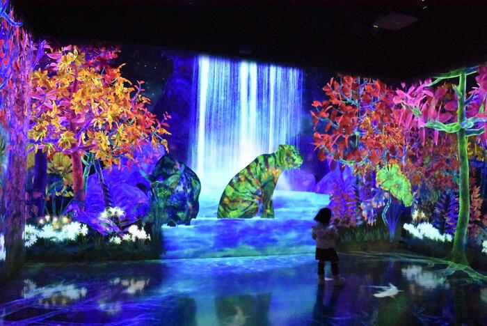 デジタルの絶景にたたずむ子供