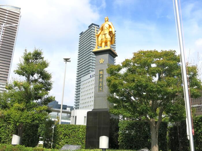 黄金の織田信長公像の全体