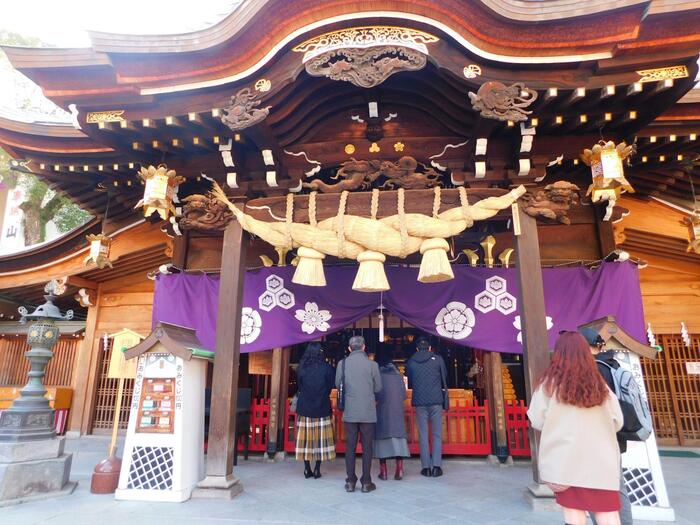 櫛田神社を参拝する様子