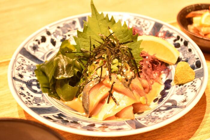 皿に乗ったさばや薬味