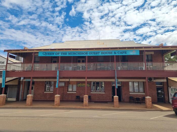 1階がカフェ、2階がホテル　ゴールドラッシュに栄えた町