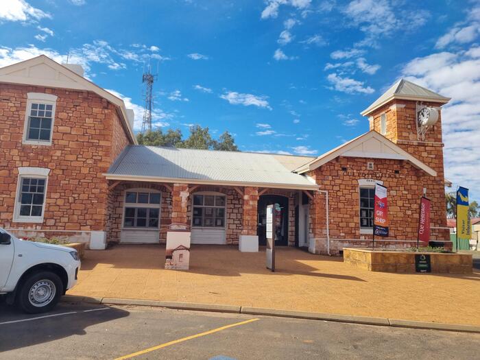 旧郵便局の建物。現在は観光案内所や資料館