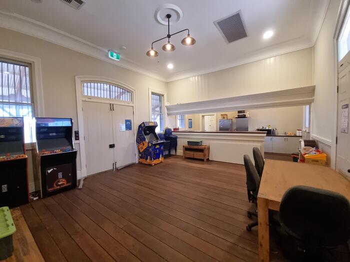 1898年に建てられた駅舎の中は改装されて青少年センターの内観