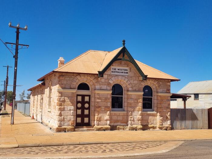 元銀行でカフェ改装中