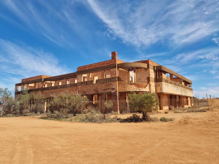 儚く消えたゴーストタウン　ビックベル　ホテル