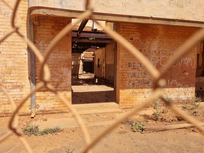 儚く消えたゴーストタウン　ビックベル　ホテルの外観