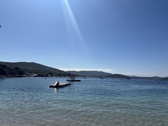 近郊の町Ksamilのビーチ