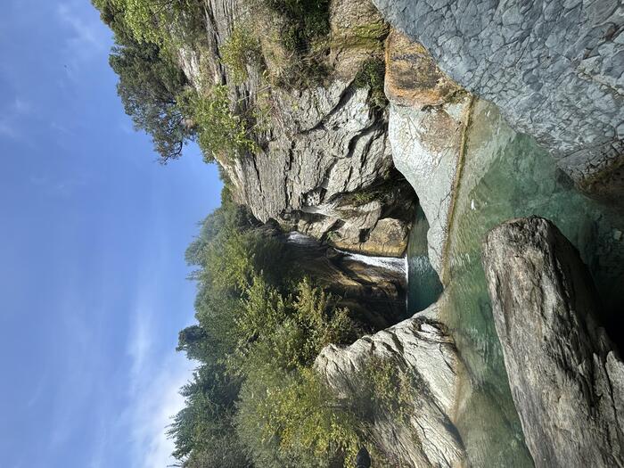 ターコイズのBogova滝