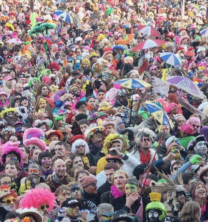 ダンケルクのカーニバル 派手な衣装の人々