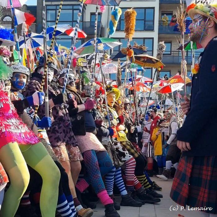 ダンケルクのカーニバル 派手な衣装の人々
