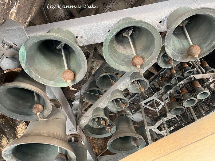 鐘楼に吊るされたカリヨンの鐘