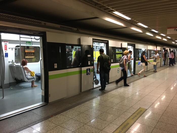 アテネの地下鉄もスリに注意　ギリシャ旅行