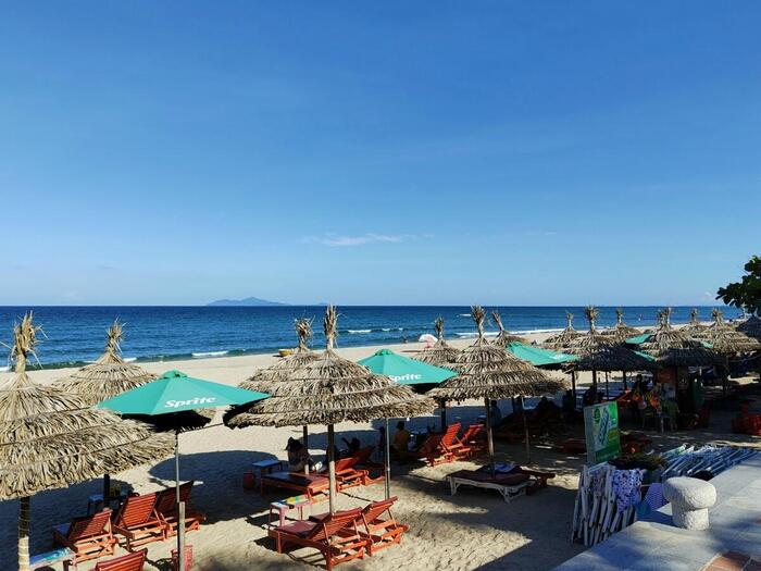 市街地に広がるミーケビーチ