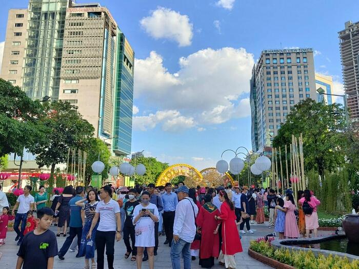 日本の冬のベトナムの旧正月　賑わう街中