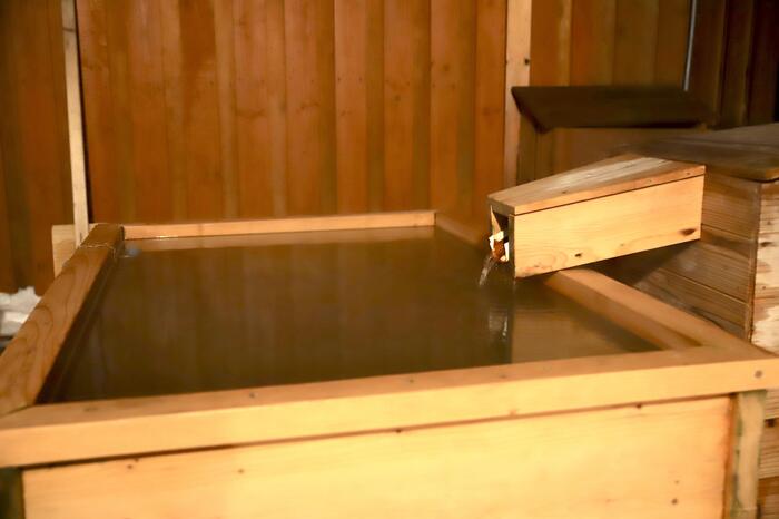 露天は木のデッキで囲まれた小さな浴槽