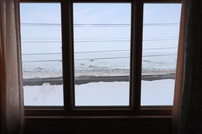 客室は全部で14室。和室と洋室があり、どの部屋からも海を眺められる