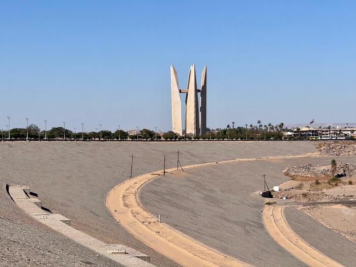 エジプト　アスワン　アスワンハイダム　ロシア・エジプト友好記念碑