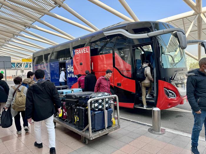 エジプト　カイロ国際空港　貸切バス