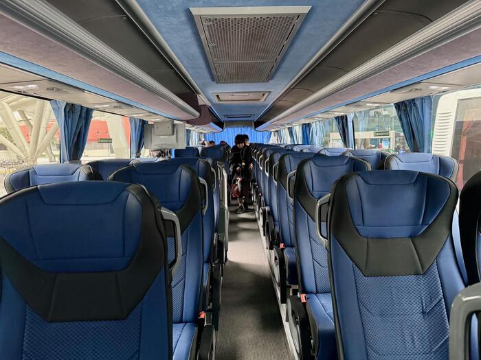 エジプト　カイロ　貸切バス車内