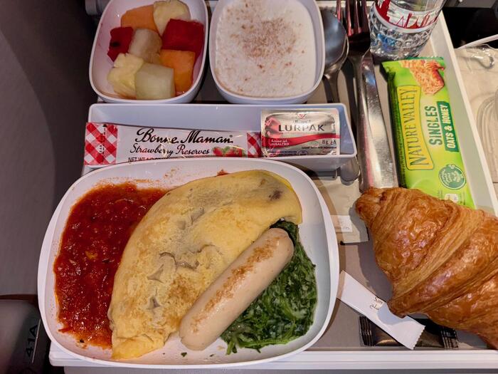 エミレーツ航空　エアバスA380-800　ドバイ国際空港　関西国際空港　機内食