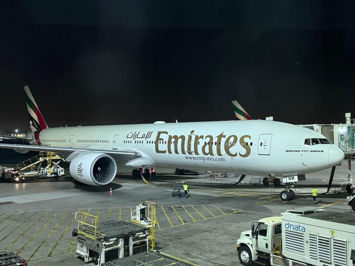 エミレーツ航空　ボーイング777-300　ドバイ国際空港