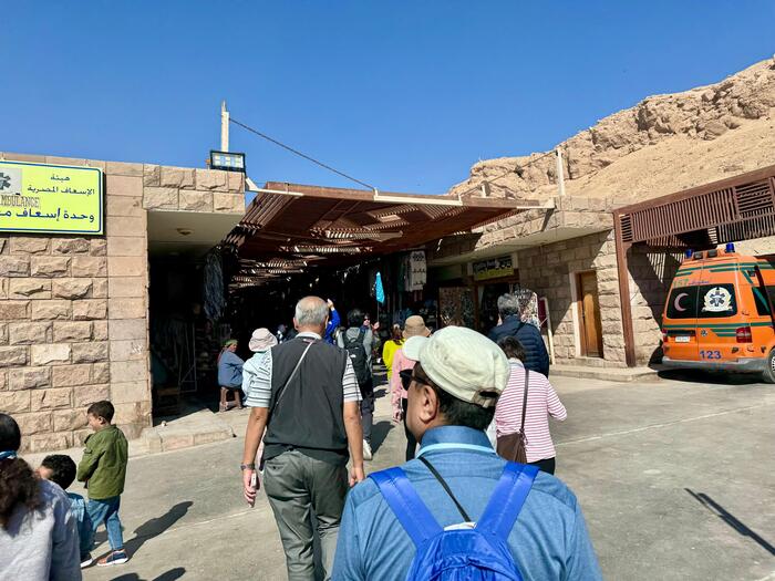 エジプト　ルクソール　ナイル川西岸　ハトシェプスト女王葬祭殿