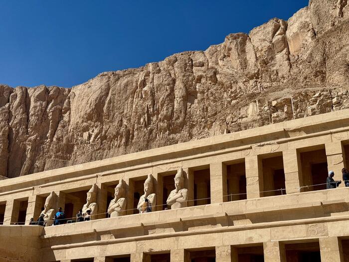 エジプト　ルクソール　ナイル川西岸　ハトシェプスト女王葬祭殿