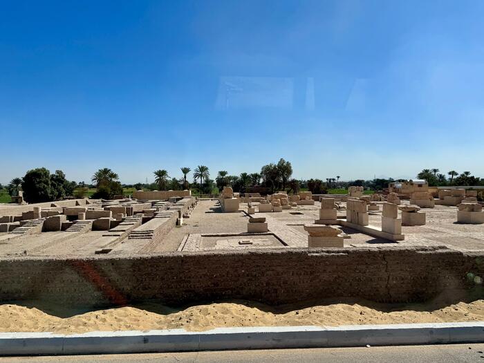 エジプト　ルクソール　ナイル川西岸　メムノンの巨像