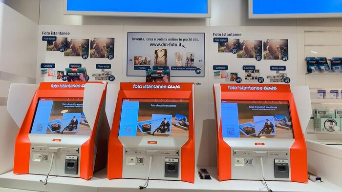 店内で写真の現像機械　イタリア