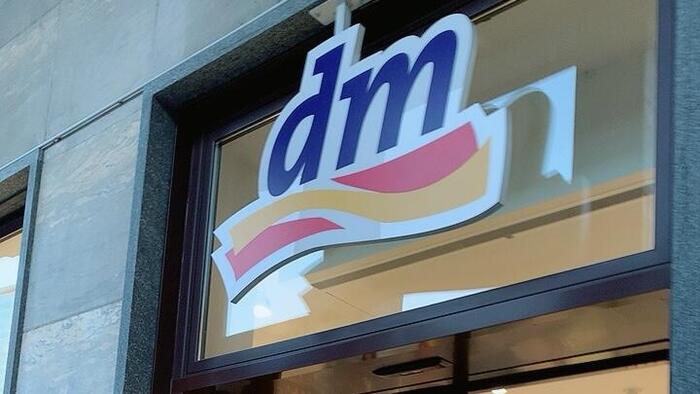  dm（dm-drogerie markt）　入り口　看板