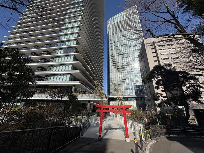 過去と未来が共存する景色　ビル　鳥居　東京