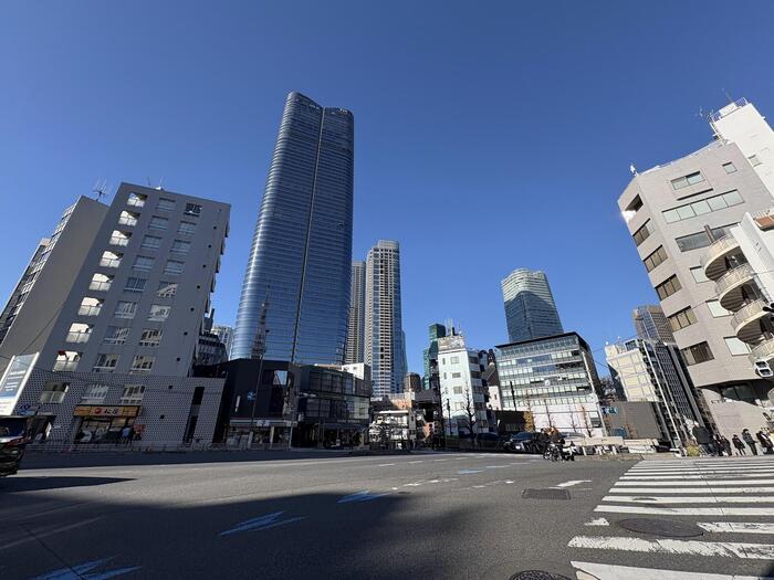 ヒルズタワーをのぞむ