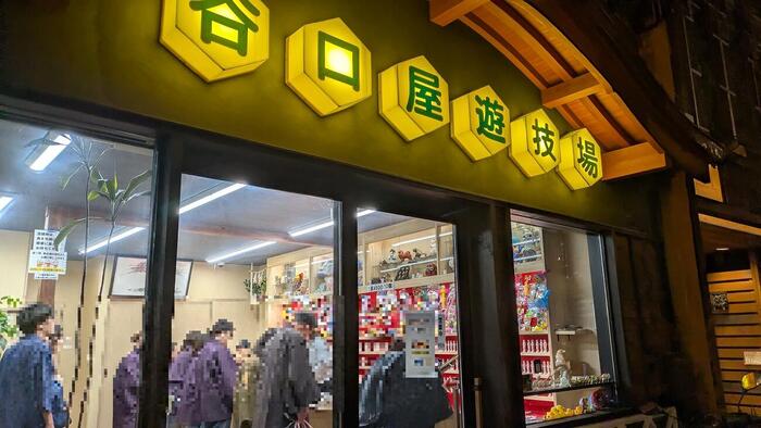 夜になると、城崎温泉は少し賑やかになる