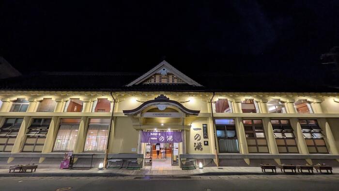 一の湯｜橋のたもとに立つ、象徴的な存在