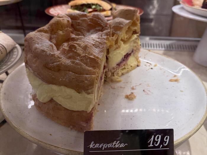 素朴なチーズケーキやケシの実を使ったお菓子