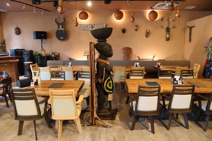 中央に像がある店内