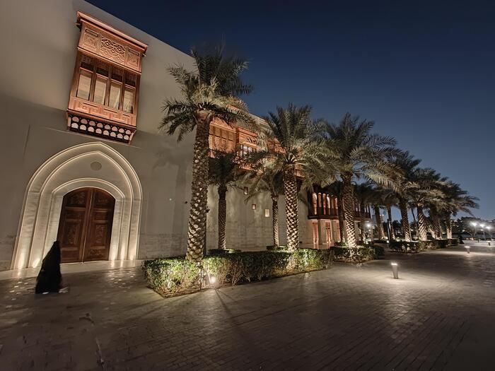 展示会場の外観、ライトアップされた夜も美しい　チームラボ